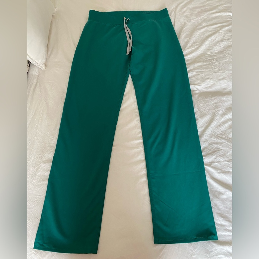 Figs Scrubs Livingston pants in Hunter Green. Size Medium Tall.